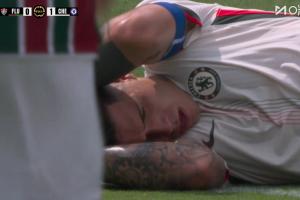 恩佐第26分钟突然躺在地上，队医进场处理